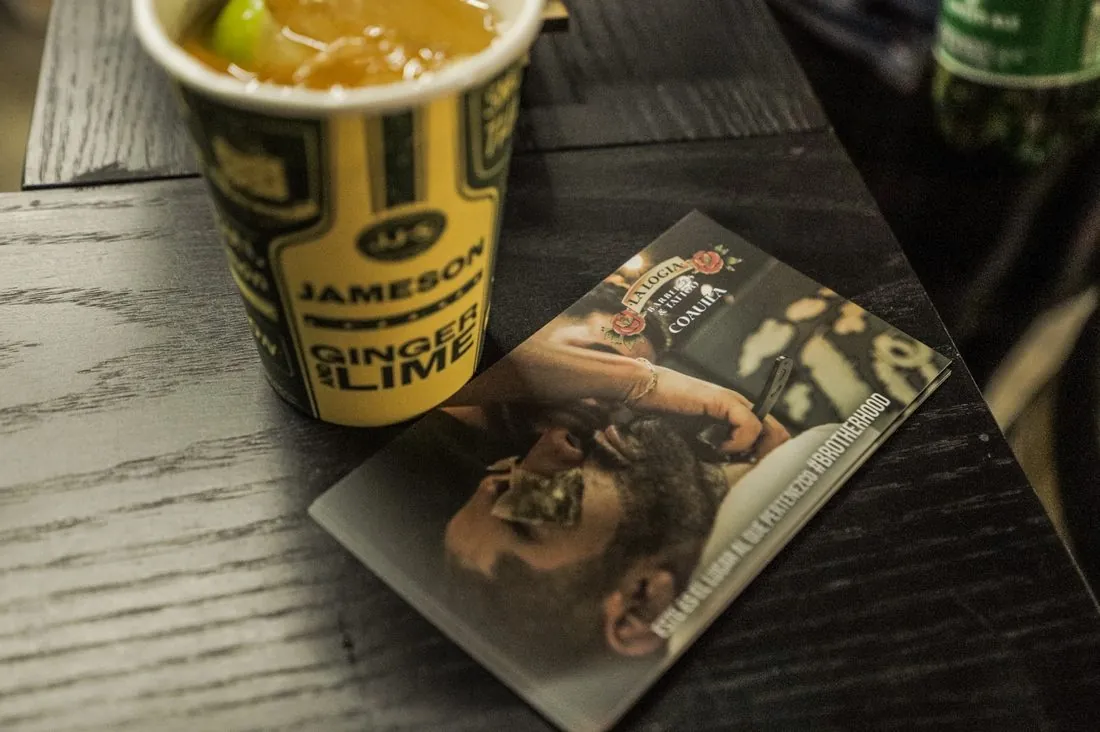 Postal de La Logia Barberías Coahuila junto a un Jameson Ginger & Lime