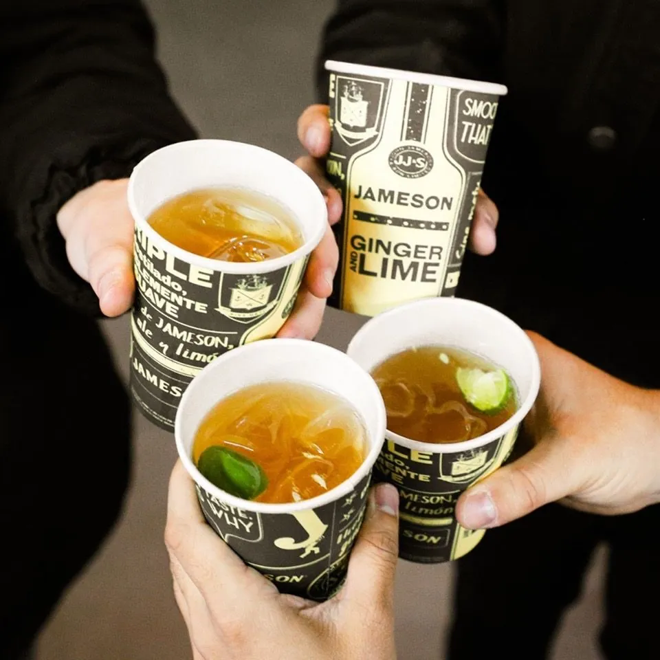Brindis con vasos de Jameson Ginger & Lime en La Logia